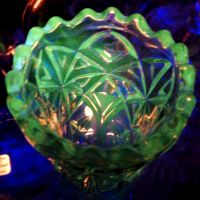 Ваза Ураново Вазелиново стъкло, снимка 1 - Вази - 45493845