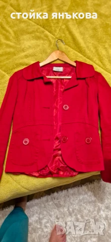 Продавам дамско червено сако