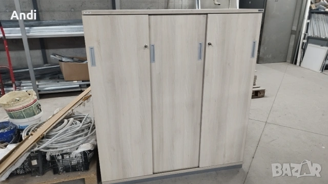 Трикрил гардероб с плъзгащи се врати и заключване - офис шкаф 135/150/45