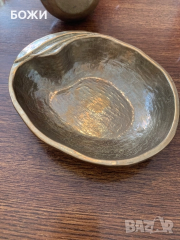 Масивен старинен месингов комплект – ръчно ковано канче с подложка, снимка 3 - Антикварни и старинни предмети - 52509636