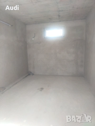 Собственик дава под наем тухлен масивем гараж с ток 25кв.м. Осветление с 4 броя LED пури.  В. Търнов, снимка 8 - Гаражи и паркоместа - 53232984