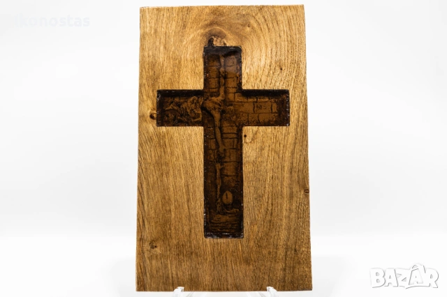 Дървена релефна икона с инкрустиран в смола кръст от дъб – натурален цвят