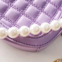 Детска чантичка в лилаво с дръжка от перли, Petite Fleur, снимка 2 - Чанти - 45002391
