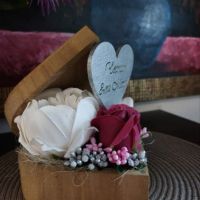 Дървена кутия сърце със сапунени цветя - рози и божур, снимка 1 - Сувенири от дърво - 45616638