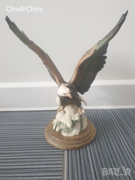 Армани Каподимонте фигура на орел върху сняг (статуетка Capodimonte Armani EAGLE), снимка 1