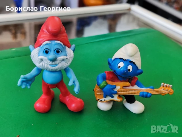 Две стари играчки на смърфовете 