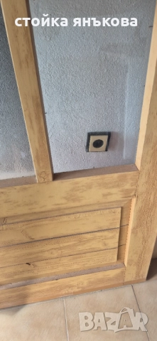 Продавам две дървени врати.