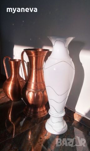 Стъклена , голяма ваза в бял цвят. , снимка 1 - Вази - 46011258