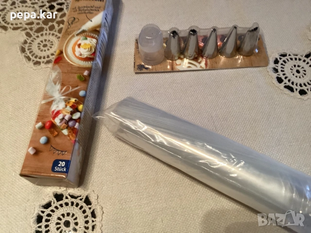 Шприц за украса на сладки и други храни с ръкави за сместа