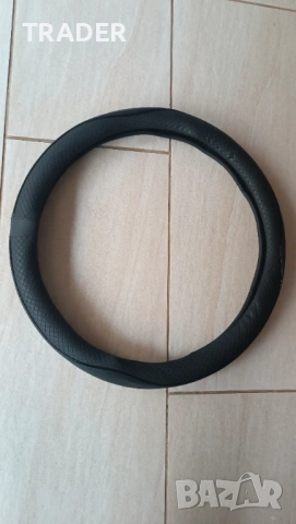 Черен кожен калъф за волан за автомобил 
