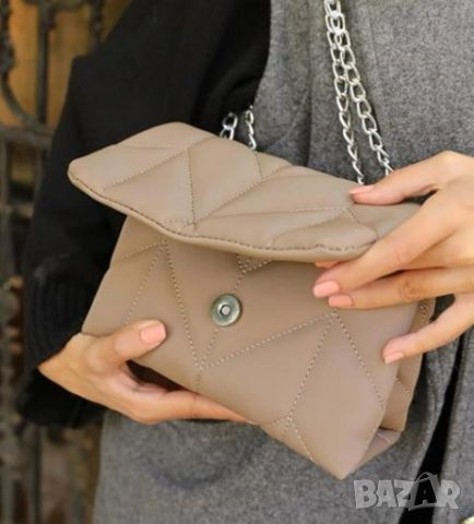 Дамска ватирана чанта в бежов цвят с клъч затваряне и дълга дръжк тип синджир, снимка 2 - Чанти - 45763780