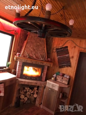 Полилеи, осветление,лампи от автентични колела от каруца с ръчно изработени дървени чашки , снимка 6 - Полилеи - 52059038