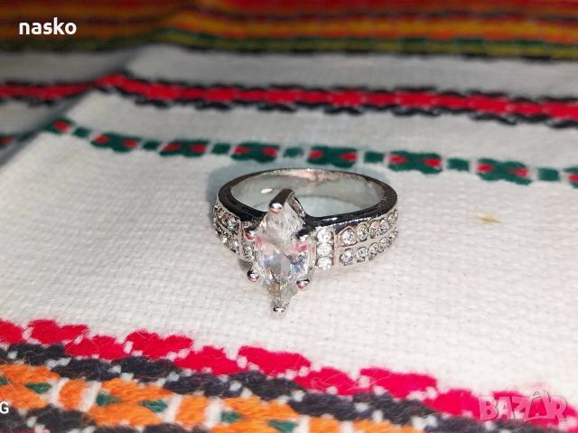 Дамски пръстен с циркони, снимка 1 - Антикварни и старинни предмети - 46418765