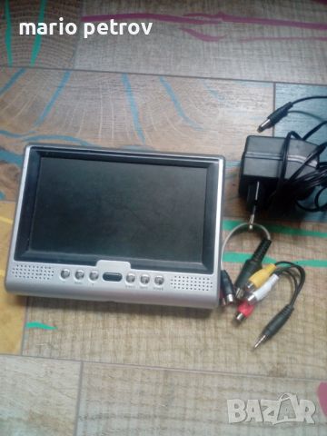 Портативен мини монитор комплект с кабели и траф за захранване Цена 50лв Размер на екранчето 15Х8См., снимка 3 - Монитори - 45888844
