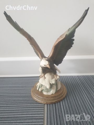 Армани Каподимонте фигура на орел върху сняг (статуетка Capodimonte Armani EAGLE), снимка 1 - Статуетки - 46716465