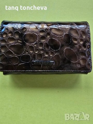 Лачено портмоне с крокодилски принт в златисто кафяво