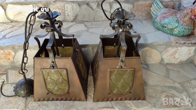 Старинни полилеи съчетание на метални капаци в меден цвят, елементи на ковано желязо и стъкла