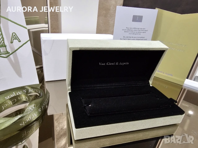 Van Cleef & Arpels VCA Пълен Комплект Кутия и Сертификат за Гривна, снимка 5 - Гривни - 53239113