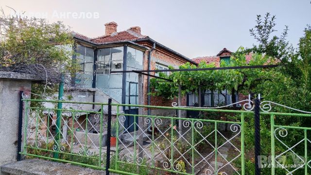 Къща за продажба гр. Камено, две сгради, гараж и двор УПИ 630 кв.м,  РЗП 98 кв.м, снимка 6 - Къщи - 46625614