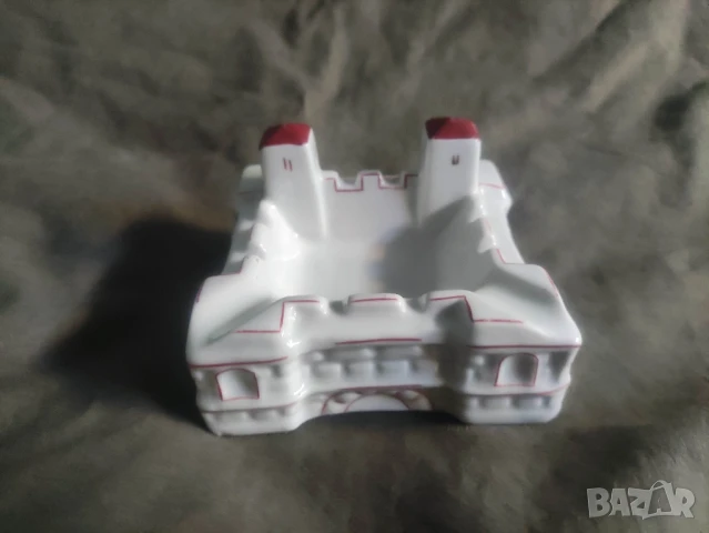 Продавам Продавам порцеланов пепелник Баба Вида и порцеланов фигурка паун, снимка 4 - Фигурки - 50744744