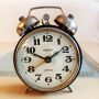 Часовник будилник Руски Corsar с камбанки работещ, снимка 1 - Антикварни и старинни предмети - 45671988