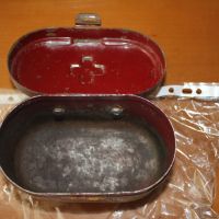 метална кутия-аптечка от 1956г=3лв, снимка 3 - Антикварни и старинни предмети - 45089240