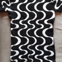 Туника с къс ръкав в черно и бяло, снимка 1 - Блузи с дълъг ръкав и пуловери - 26497812