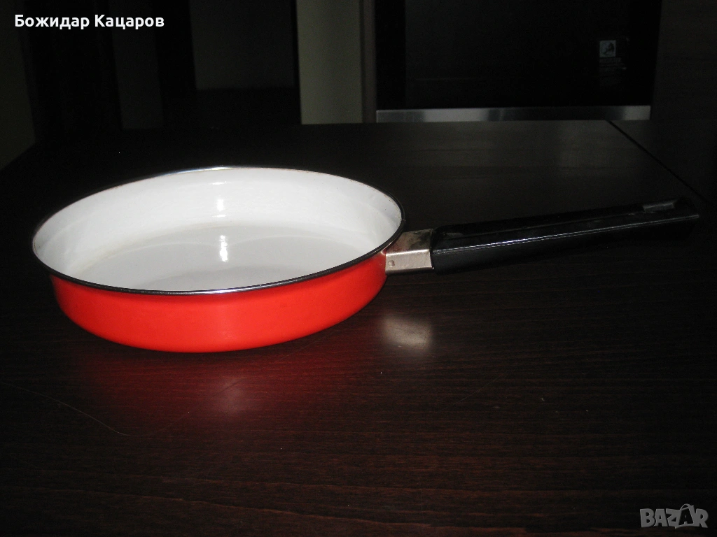 Емайлиран тиган, соц. производство, без следи от употреба.. Цена 15 евро.Пращам по Куриер., снимка 1