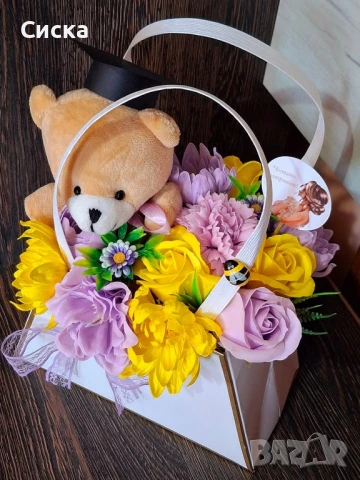 Чанта със сапунени цветя от пластичен сапун,плюшено мече за бъдещи абитуриенти/абсолвенти👩‍🎓, снимка 2 - Подаръци за жени - 50499108