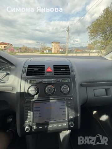 VW Touran 2.0 TDI, снимка 10 - Автомобили и джипове - 54221557