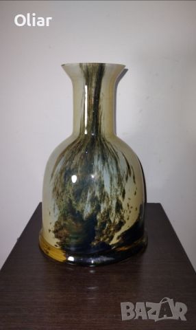 Красива ваза от стъкло с преливащи се цветни зони. 