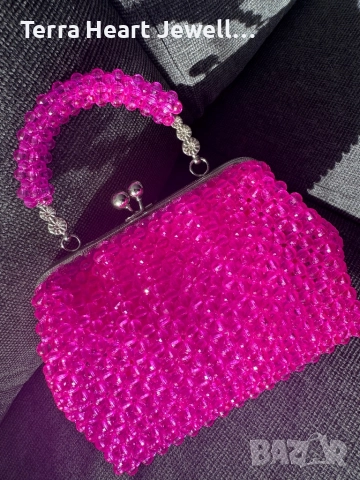 Дамска чанта от кристални мъниста и метална рамка 