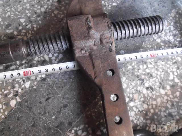 Винт с рамо, част от стяга или крик.