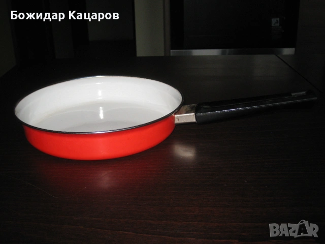 Емайлиран тиган, соц. производство, без следи от употреба.. Цена 15 евро.Пращам по Куриер.