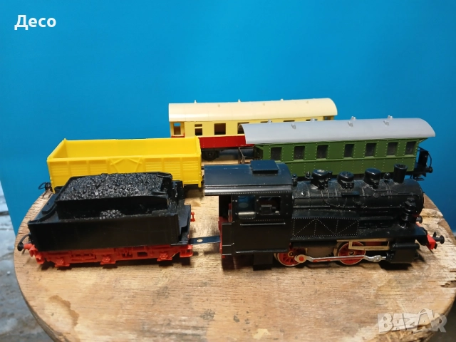 PIKO-HO Локомотив със тендер и вагони.