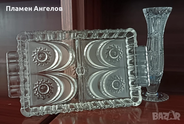 Кристален поднос и малка кристална ваза. 