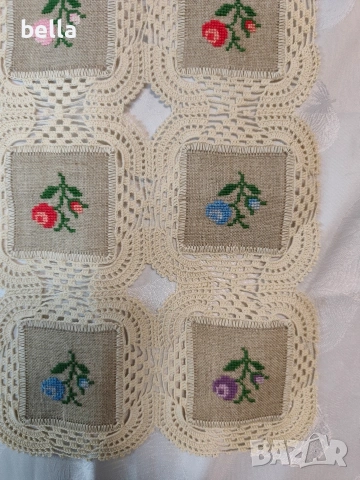 Ръчно бродирани 2 карета (тишлайфери)с плетена дантела, снимка 4 - Покривки за маси - 53643627