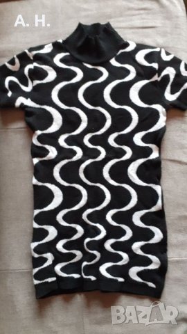 Туника с къс ръкав в черно и бяло, снимка 1 - Блузи с дълъг ръкав и пуловери - 26497812