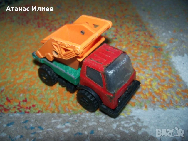 Малко ламаринено камионче, соц играчка.