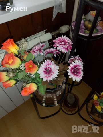 Декоративна саксия с изкуствени цветя, снимка 1 - Декорация за дома - 46116579
