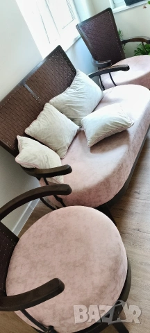 Диван с две красла изработен от качествени материали, светло розов плат и декоративни възглавници, снимка 6 - Дивани и мека мебел - 53922395