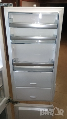 Хладилник с фризер AEG за рграждане, снимка 2 - Хладилници - 52508456