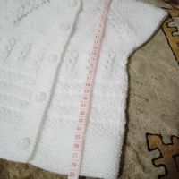 Бебешко ново ръчно плетено бяло комплектче - елеченце и терлички , снимка 4 - Комплекти за бебе - 45331808