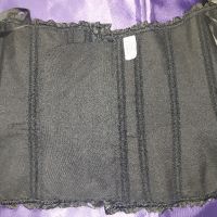 XL Черен сатенен корсет с черни пера , снимка 5 - Корсети, бюстиета, топове - 45536079