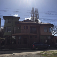 Жилищна сграда с офис и гараж на 10 км. от гр. София, снимка 1 - Къщи - 45059289