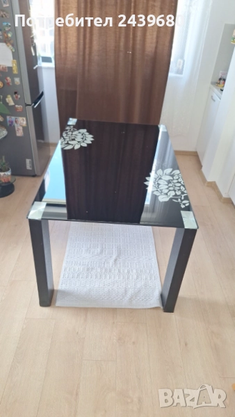 Стъклена трапезарна маса с 4 стола, снимка 1