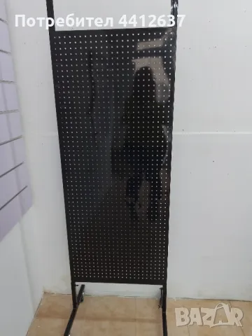 перфорирана метална стойка с колелца, снимка 2 - Стойки, 3D очила, аксесоари - 49753299