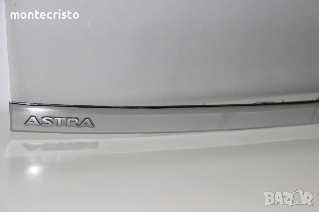 Хром лайстна заден капак Opel Astra H (2003-2010г.) бутон отваряне осветление номер 13223916 лайсна, снимка 2 - Части - 53702733