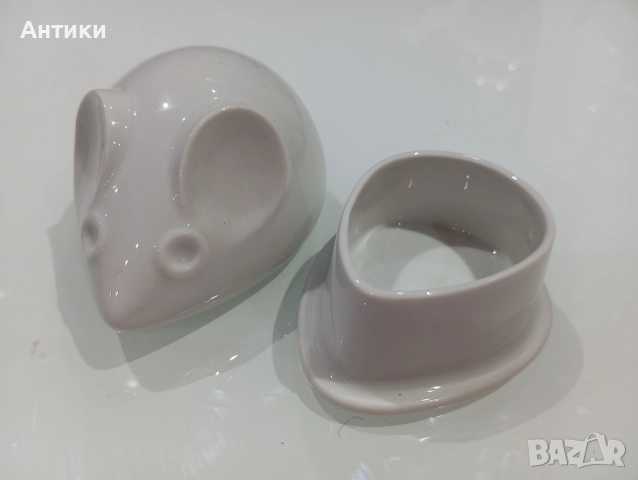 Стара порцеланова кутия за бижута маркирана 