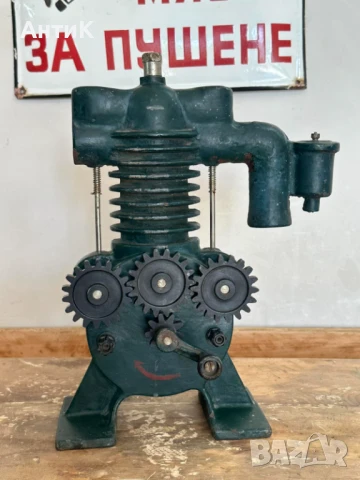 Соц Учебен Макет Модел на Двигател в Разрез, снимка 4 - Антикварни и старинни предмети - 51110858